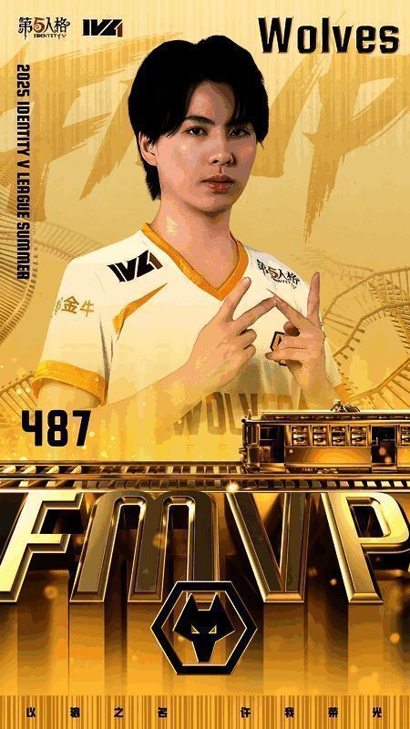 Wolves_487专注比赛，手握手机操作角色，神情坚毅，背景为战队LOGO与观众欢呼