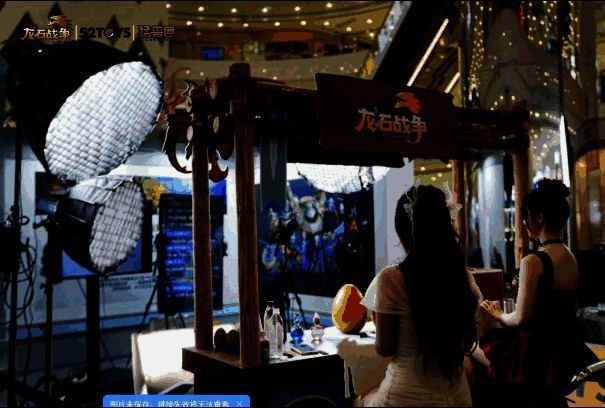 线下快闪活动现场人潮涌动，玩家与Coser互动合影，氛围热烈