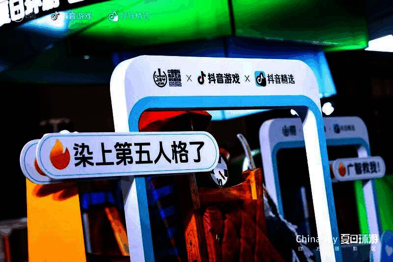 《王者荣耀》玩家在摄影区还原经典角色 pose 进行合影