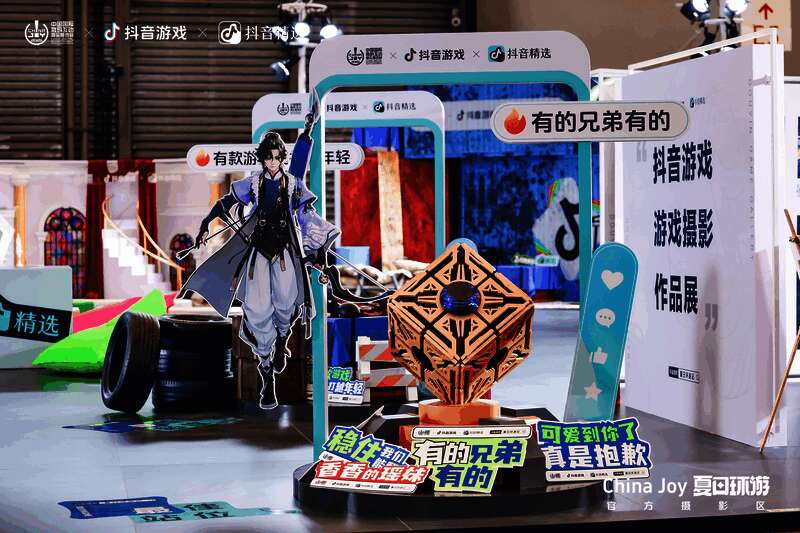 《穿越火线手游》主题打卡墙前，玩家与Coser互动合影