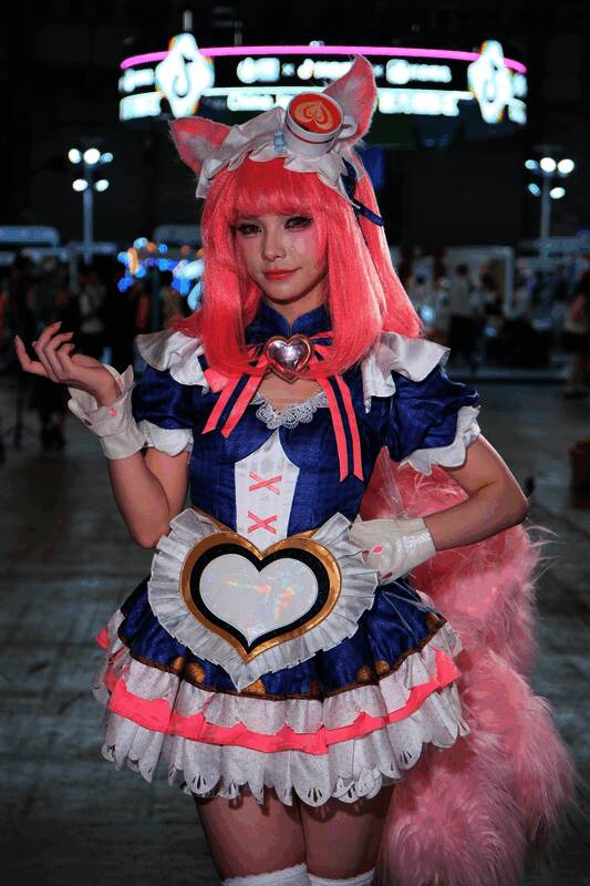 Coser谢安然扮演游戏角色在摄影区拍摄写真