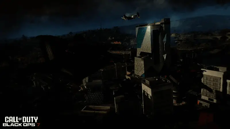 《使命召唤》游戏画面与电影胶片融合的视觉概念图，象征游戏IP迈向大银幕