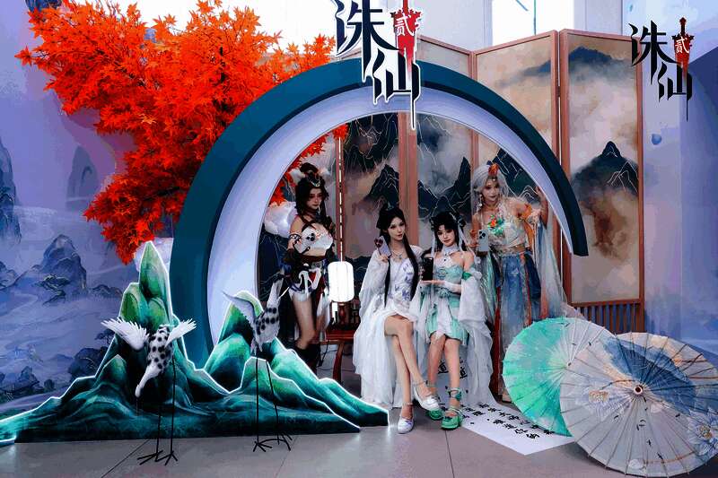 《诛仙2》游戏画面特写，展示细腻的云海、光影与角色服饰细节，体现高精度渲染效果