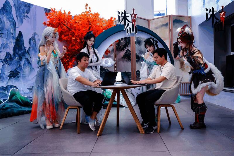 《诛仙2》在ChinaJoy鸿蒙展区独立展台，展台设计科技感十足，吸引众多观众驻足