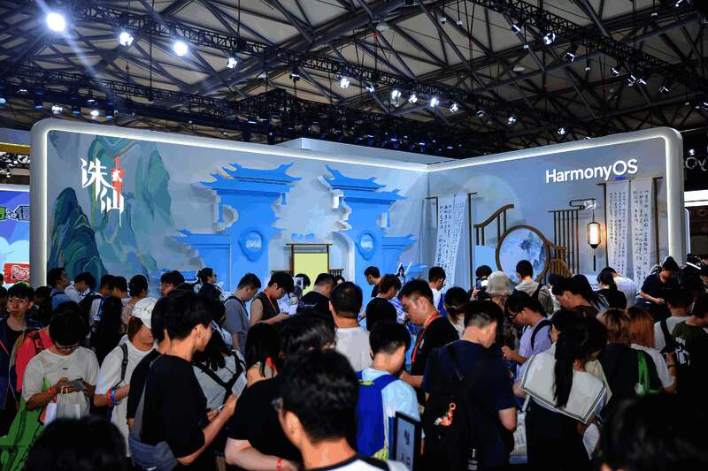 工作人员向玩家介绍《诛仙2》与鸿蒙技术的结合亮点，背景为动态游戏画面展示