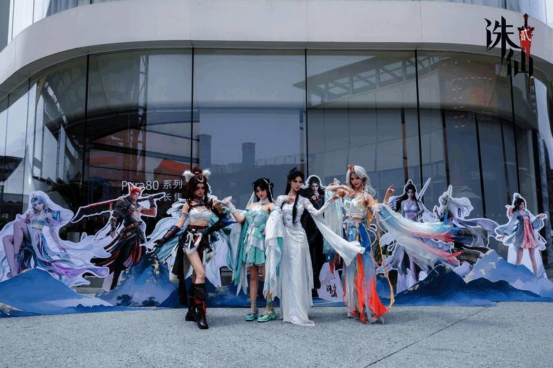 活动闭幕合影，玩家与工作人员在《诛仙2》主题背景前合影留念，气氛热烈