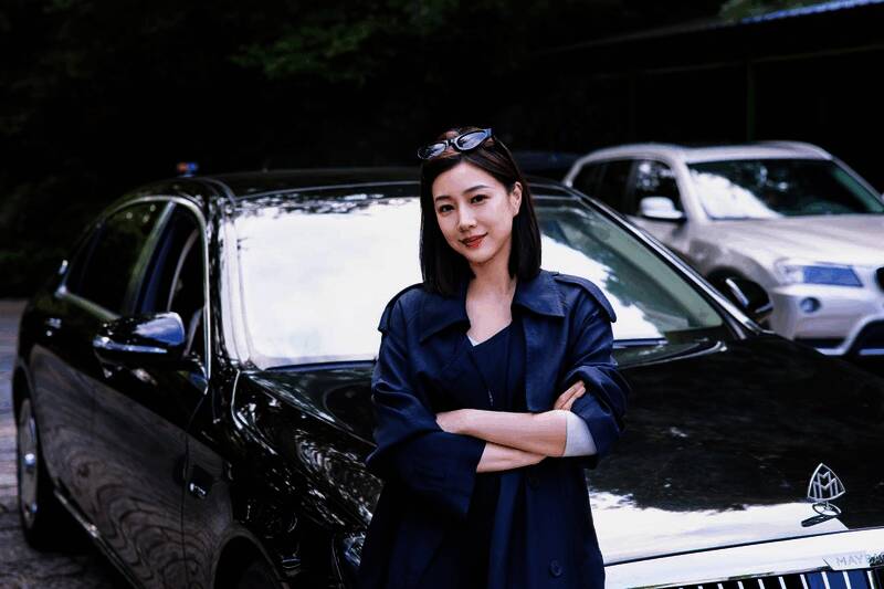 游戏《这个CEO我当定了!》Steam商店封面图，主角林燃身穿职业装站立于城市高楼之间，背景是霓虹闪烁的都市夜景，充满职场张力