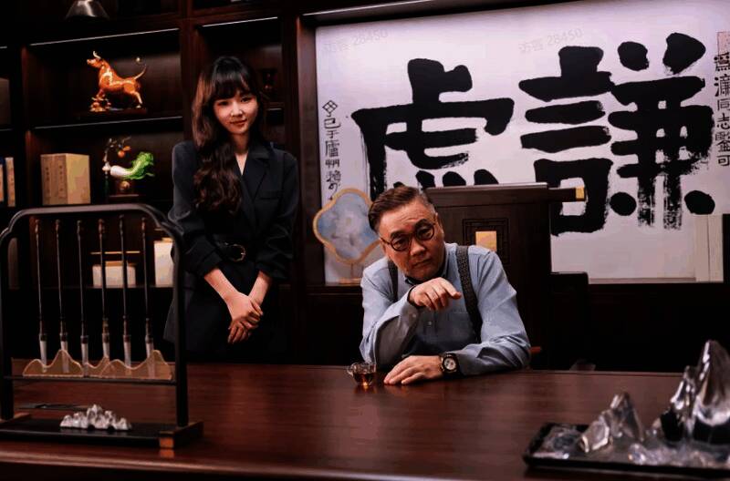 游戏中主角与高管对峙的剧照场景，会议室灯光昏暗，众人神情紧张，气氛剑拔弩张