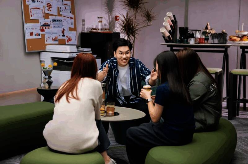 主角与女性角色在天台对话的剧照，两人背影依偎，远处是城市黄昏，画面充满情感张力