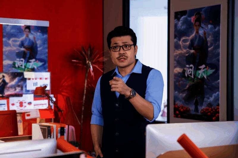 主角在会议室中据理力争的瞬间，手指投影屏幕，神情坚毅，周围同事或惊讶或沉默