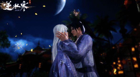 游戏中两名角色在湖边牵手行走的双人动作画面，水面倒映着月光与花瓣，氛围唯美