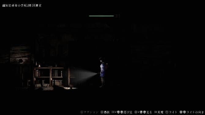 游戏中废弃教室场景，桌椅倾倒，黑板上写着诡异文字，光线昏黄