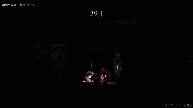 主角与一个破损的娃娃对视，娃娃双眼空洞，嘴角微扬，气氛诡异