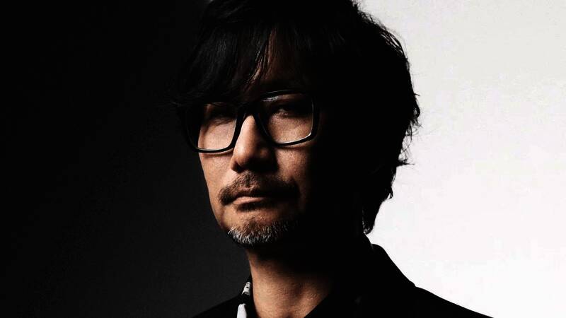 小岛秀夫站在城市街头沉思的剪影，周围人流穿梭，象征现实与创作的连接