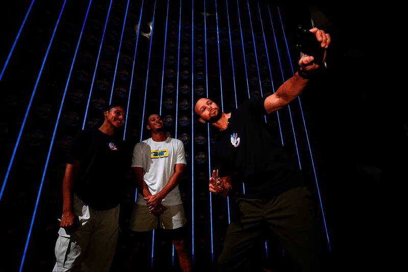 斯蒂芬·库里现身重庆国际博览中心，身穿安德玛装备与粉丝互动，现场人潮涌动