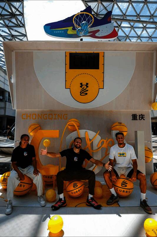 现场球迷高举“MVP”手幅，热情欢呼，镜头捕捉到激动的粉丝面孔