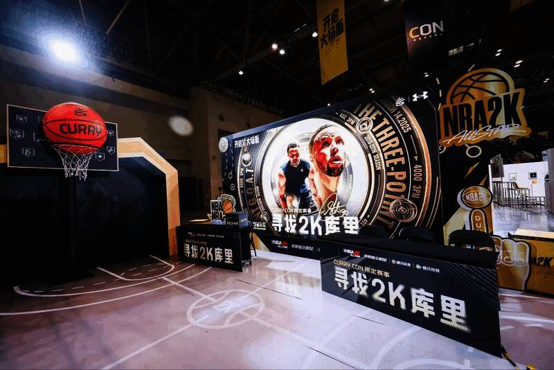 两名玩家正在激烈对战，周围观众围观助威，气氛热烈