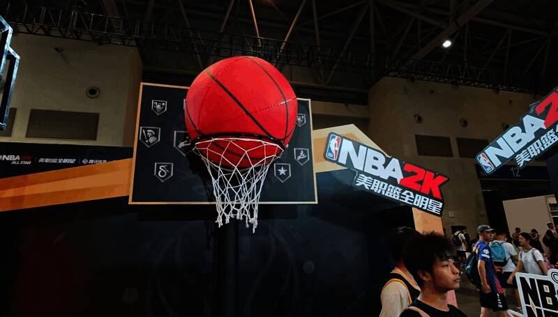 多位玩家排队与1:1库里立牌合影，有人模仿投篮动作