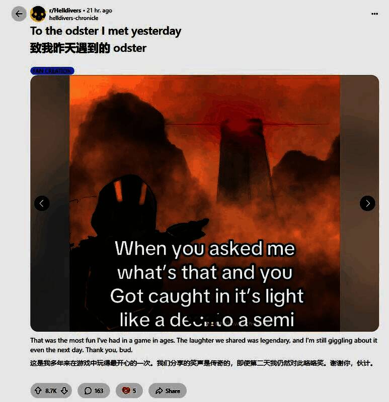 《绝地潜兵2》玩家角色在战场上互相支援，一名玩家正为另一名角色提供治疗，背景是爆炸与虫族敌人