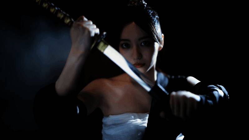 女主角身穿制服手持枪械，神情坚毅，展现女警风采