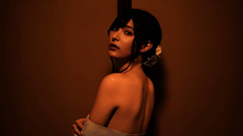 黑帮会议场景，多名男子围坐，主角居中，气氛剑拔弩张