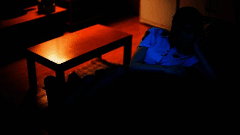 女主角身穿和服手持短刀，眼神冷峻，展现女忍者气质