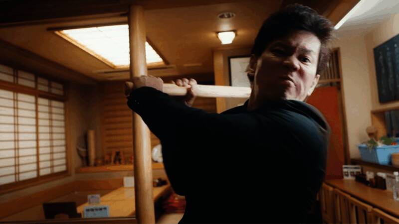 留学生女孩背着书包站在樱花树下，笑容清纯