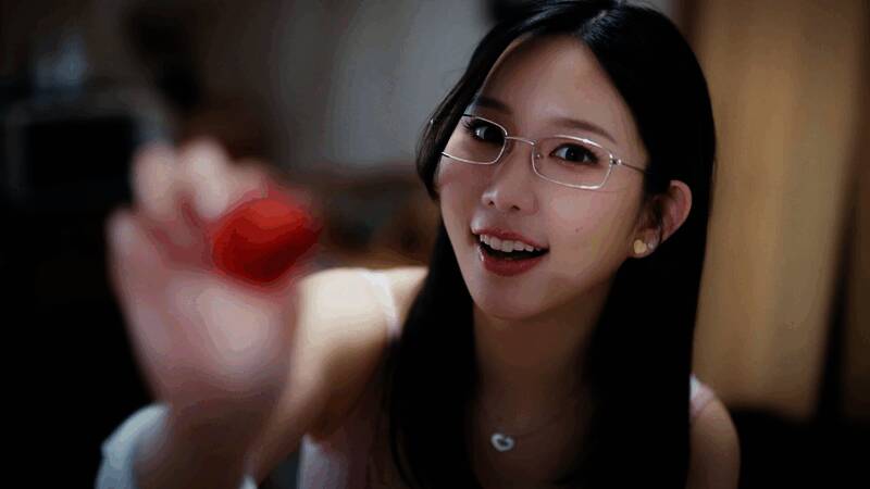 模特女主角身穿礼服走秀，灯光聚焦，性感迷人