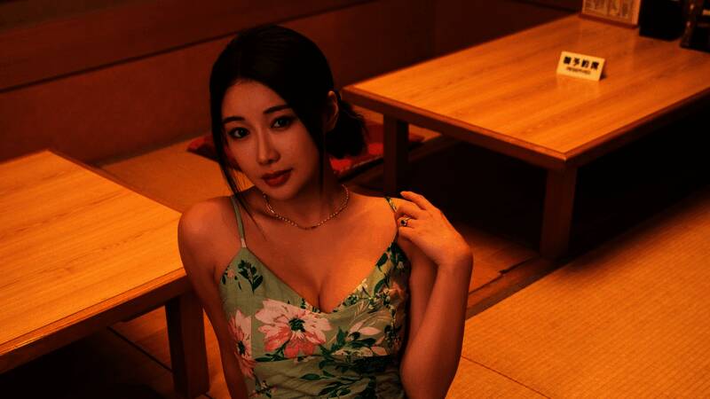 主角与女性角色在雨中对视，气氛暧昧而紧张