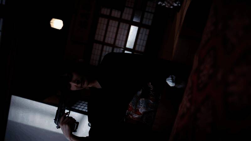 黑帮火拼场景，枪火四溅，主角持枪冲锋