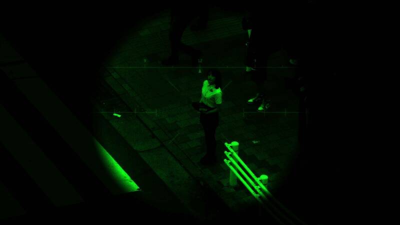 主角身穿西装坐于高位，象征权力巅峰的场景