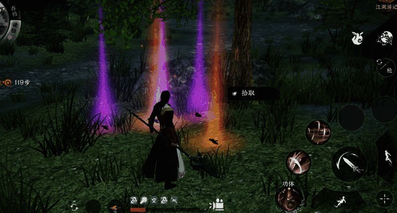 千足毒王BOSS战场景，巨大蜘蛛形态敌人盘踞洞穴中央，地面布满毒液，玩家正在激烈交战