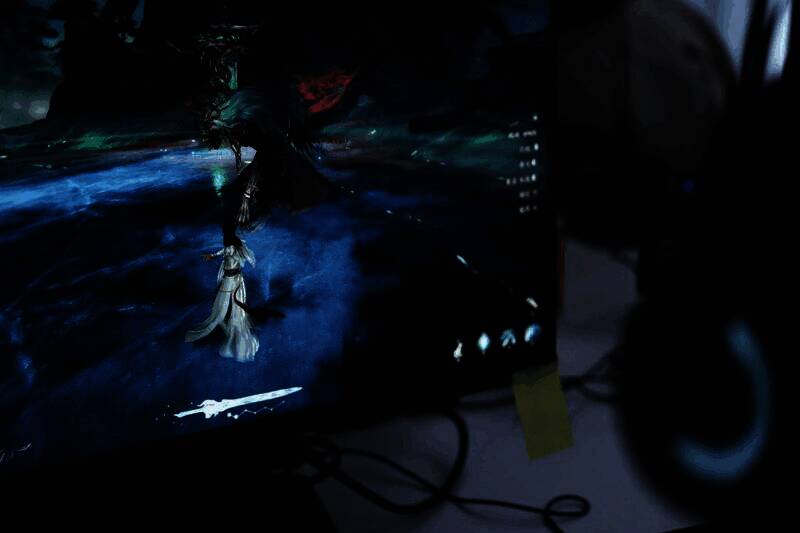 玩家操控角色在山门间御剑飞行，周围灵气缭绕，远处有修士斗法光影