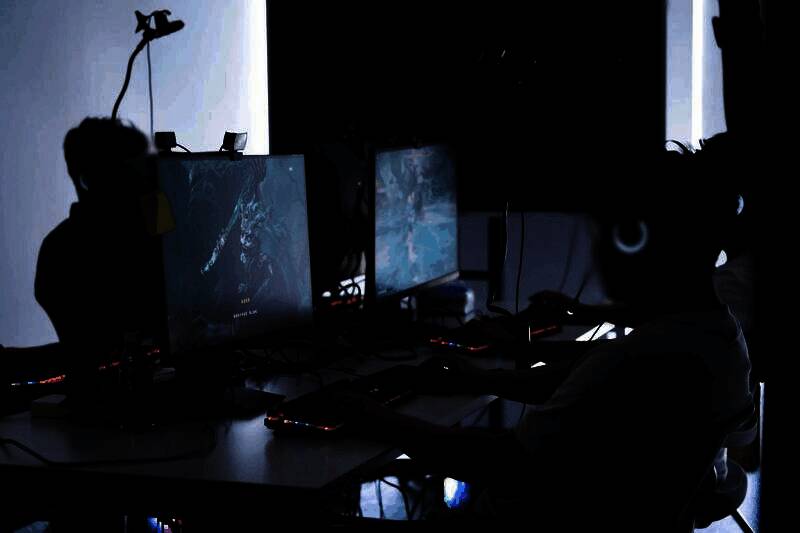 游戏内炼丹炉特写，火焰升腾，灵草材料自动投入，UI界面显示丹成进度