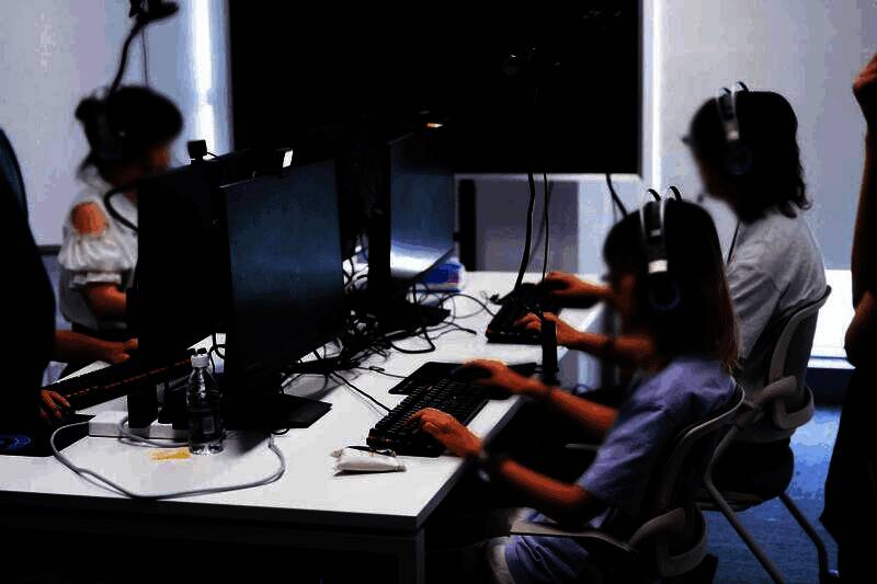 两名NPC修士在山巅对峙，一人手持长剑，一人结印施法，天空雷云密布