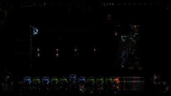 游戏中玩家与镜灵对峙的对话界面，背景为扭曲的镜像世界，文字选项浮现在裂开的镜面上