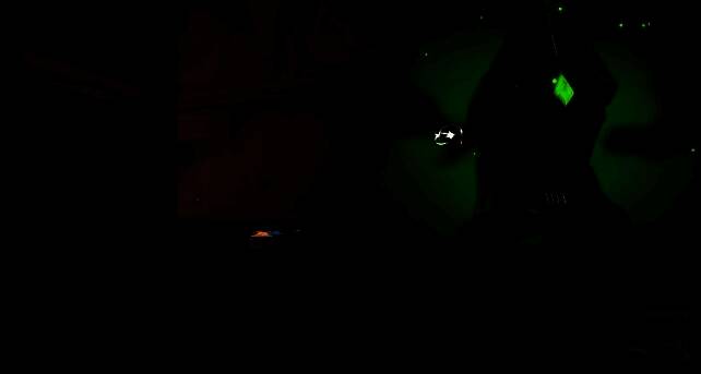 游戏地图中，蝰蛇激活‘毒幕’技能，一道高耸的绿色毒雾墙瞬间升起，将进攻方队伍强行分割成两部分