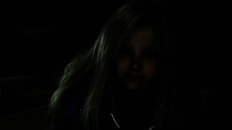 科隆游戏展现场玩家正在试玩《虚实万象》，屏幕显示月球表面的科幻战斗场景