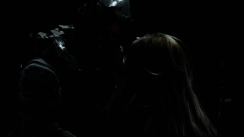 制作人大山直人在科隆展接受采访，背景为《虚实万象》游戏画面