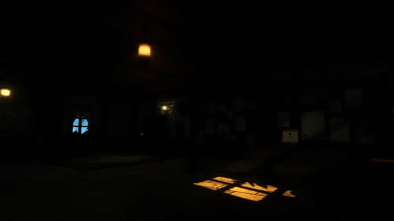 洛连特市中心时钟塔全景，阳光洒在红瓦屋顶上，街道行人悠闲走过