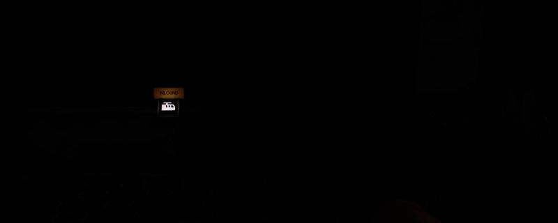 《非生物因素》中凯莉在居住区等待车辆到来的场景，背景为破败的城市建筑，画面充满科幻末世氛围