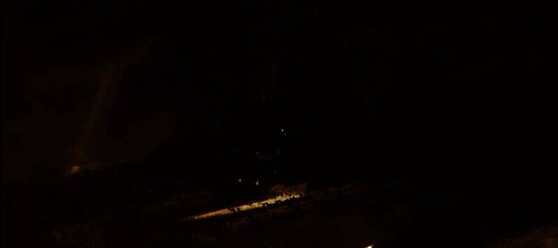 热那度赫沙漠全景图，黄沙漫天，远处可见风蚀石林与火山轮廓，天空呈现神秘的赤红色调