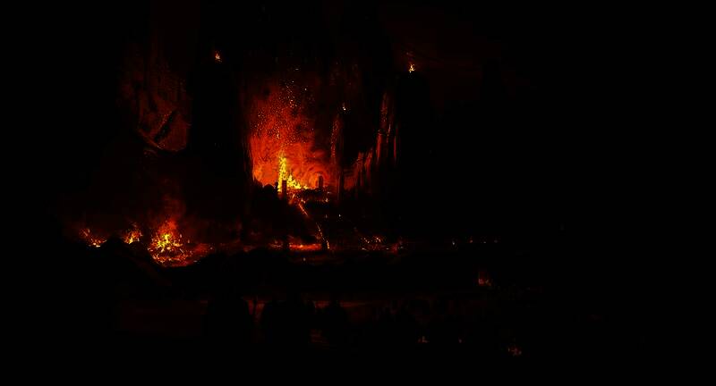 蜥蜴人大萨满在火山口金字塔顶端起舞，周身环绕火焰符文，天空电闪雷鸣