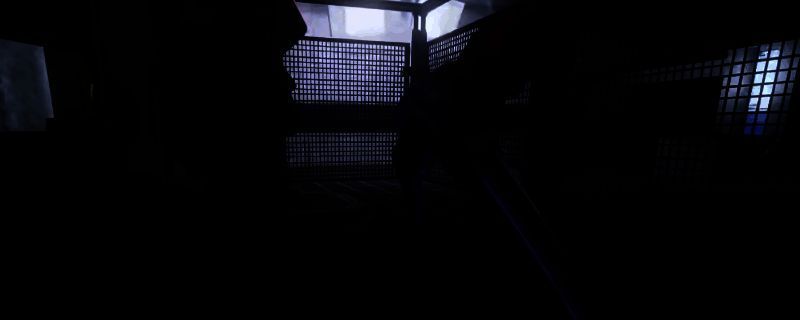 《非生物因素》中玩家使用量子镐进行投掷攻击的瞬间画面，武器在空中飞行，角色处于潜行状态