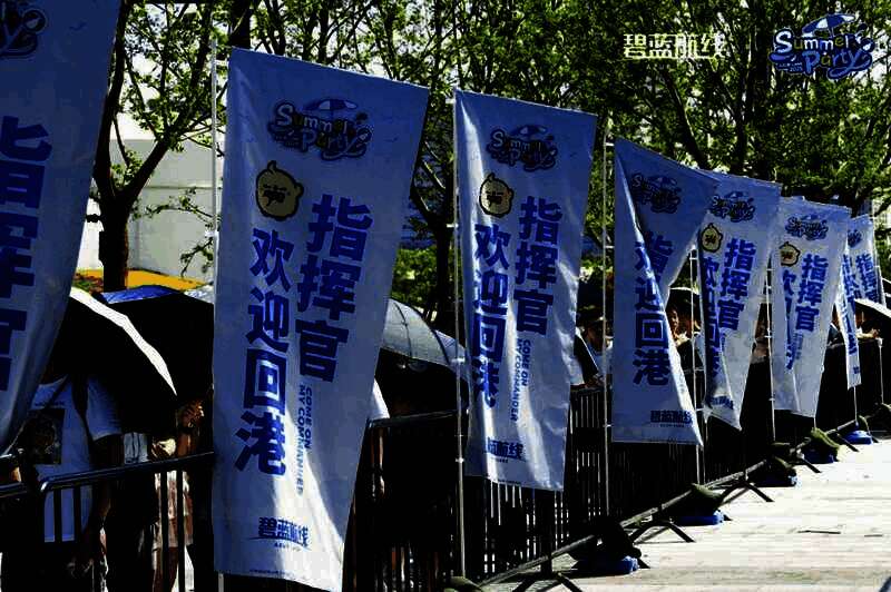 上海站“沙滩营地”区域，Coser扮演舰娘在沙滩上互动，周围布置遮阳伞与躺椅