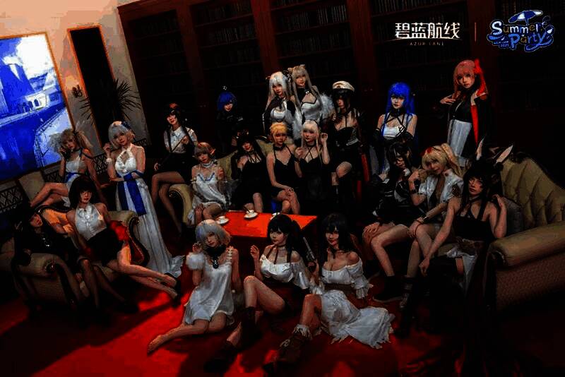 玩家手持限量周边合影，脸上洋溢着满足的笑容