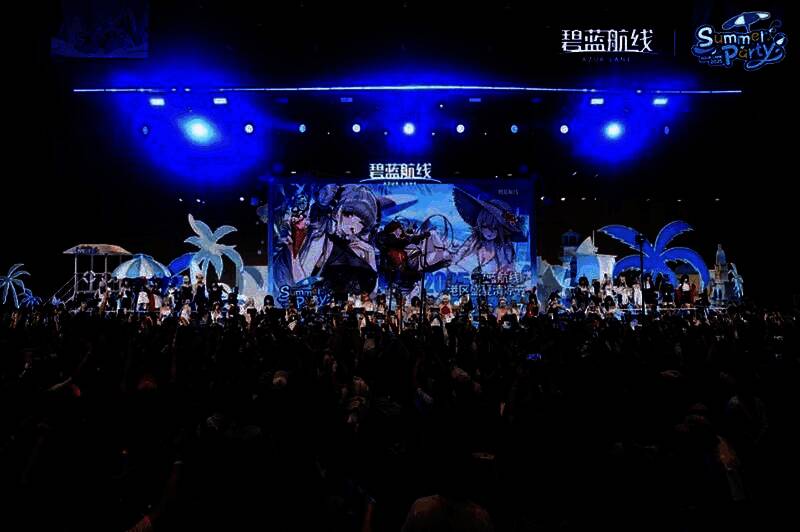 主舞台Coser走秀瞬间，灯光璀璨，台下观众举牌应援