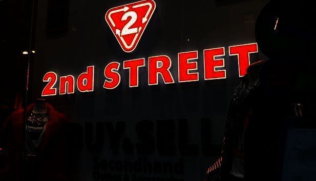 日本限定品专卖者在二手商店挑选商品的场景，货架上摆满各类收藏玩具与限量周边