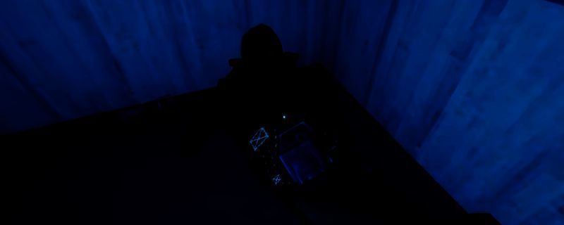 《非生物因素》中教团狙击手潜伏在高台，手持长距离狙击枪瞄准玩家，背景为荒废城市废墟，气氛紧张