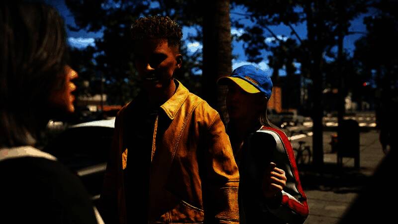 《inZOI》游戏宣传画面，一群Zoi角色在阳光明媚的海滩上互动，背景是热带岛屿和蓝色海水